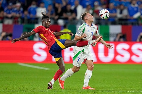 Nico Williams reaches for the ball behind Davide Frattesi